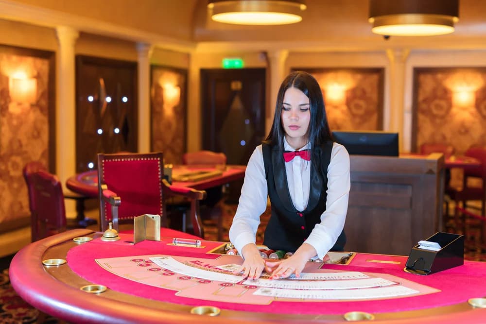 Cum contribuie dealerul la atmosfera unei mese de casino live