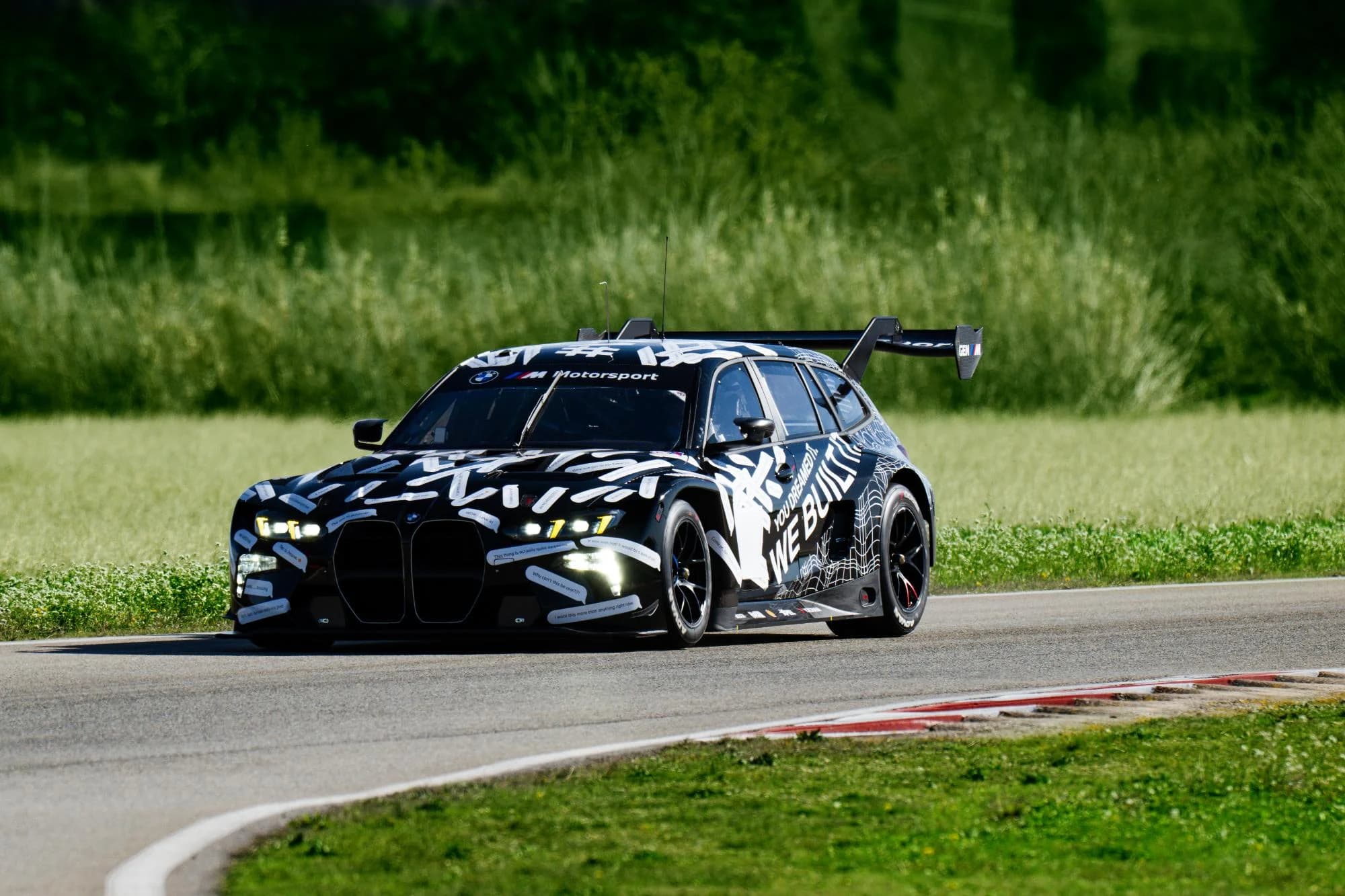 BMW concurează la cursa de 24 de ore de la Nurburgring cu un break de performanță