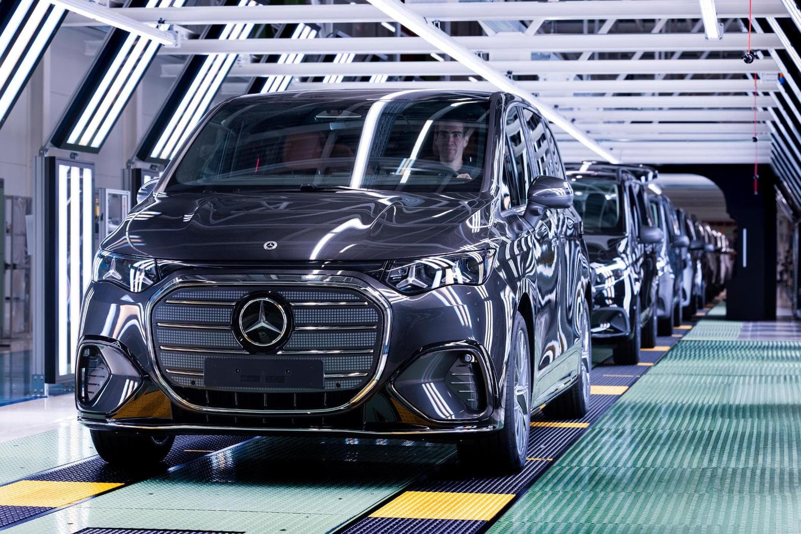Începerea producției noului Mercedes-Benz VLE electric la fabrica din Spania