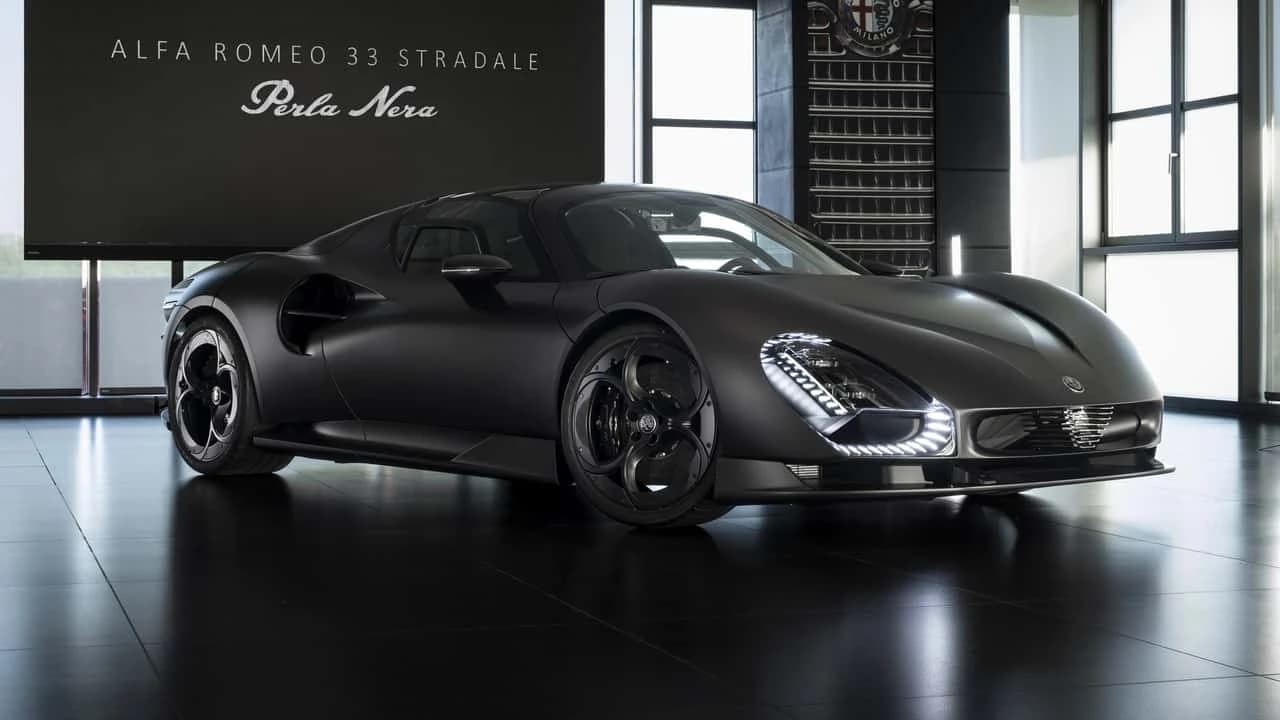 Alfa Romeo 33 Stradale Perla Nera are o caroserie din fibră de carbon la vedere