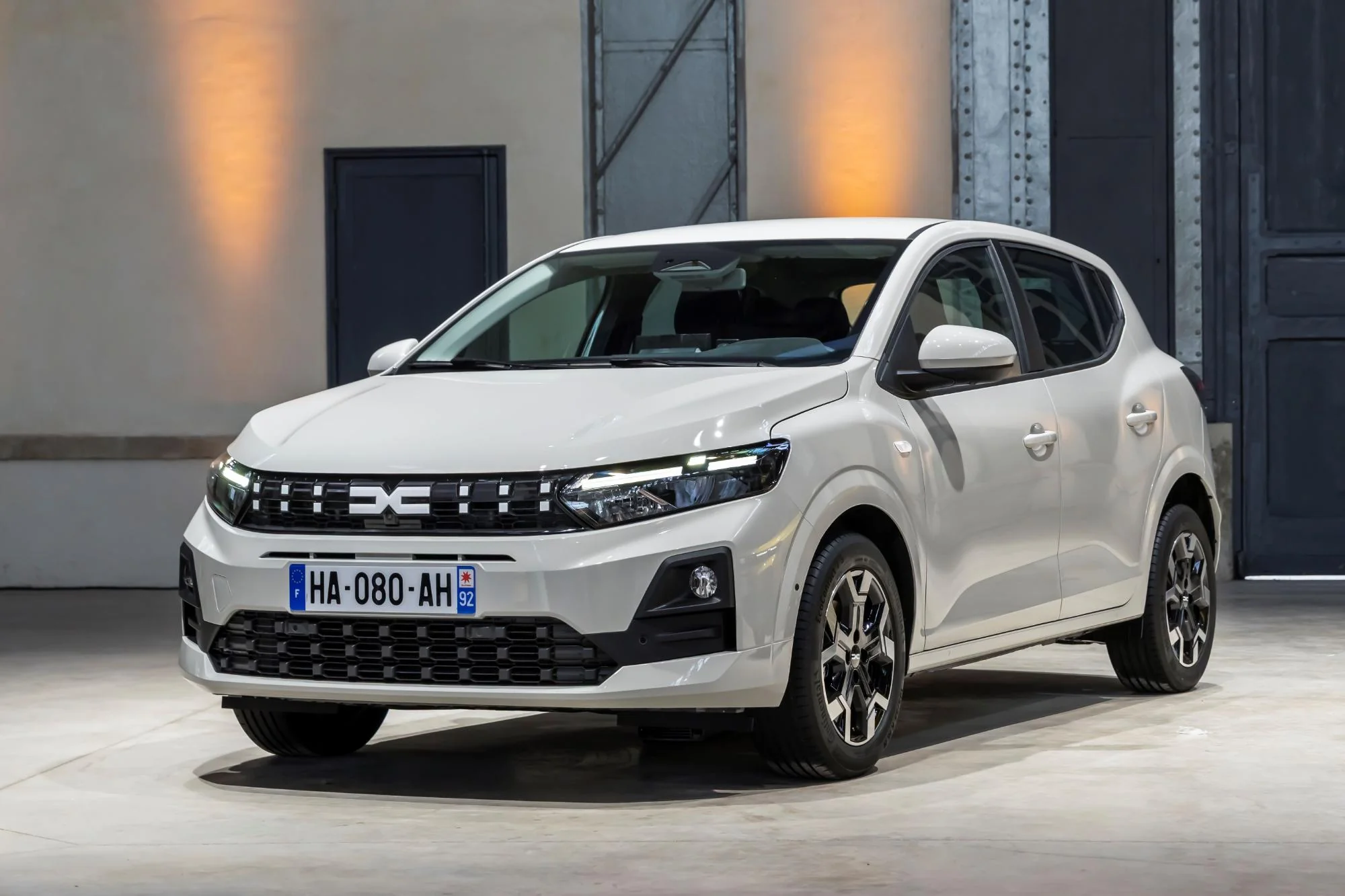 Dacia Sandero rămâne cea mai vândută mașină din Europa în 2026. Golf și T-Roc completează podiumul