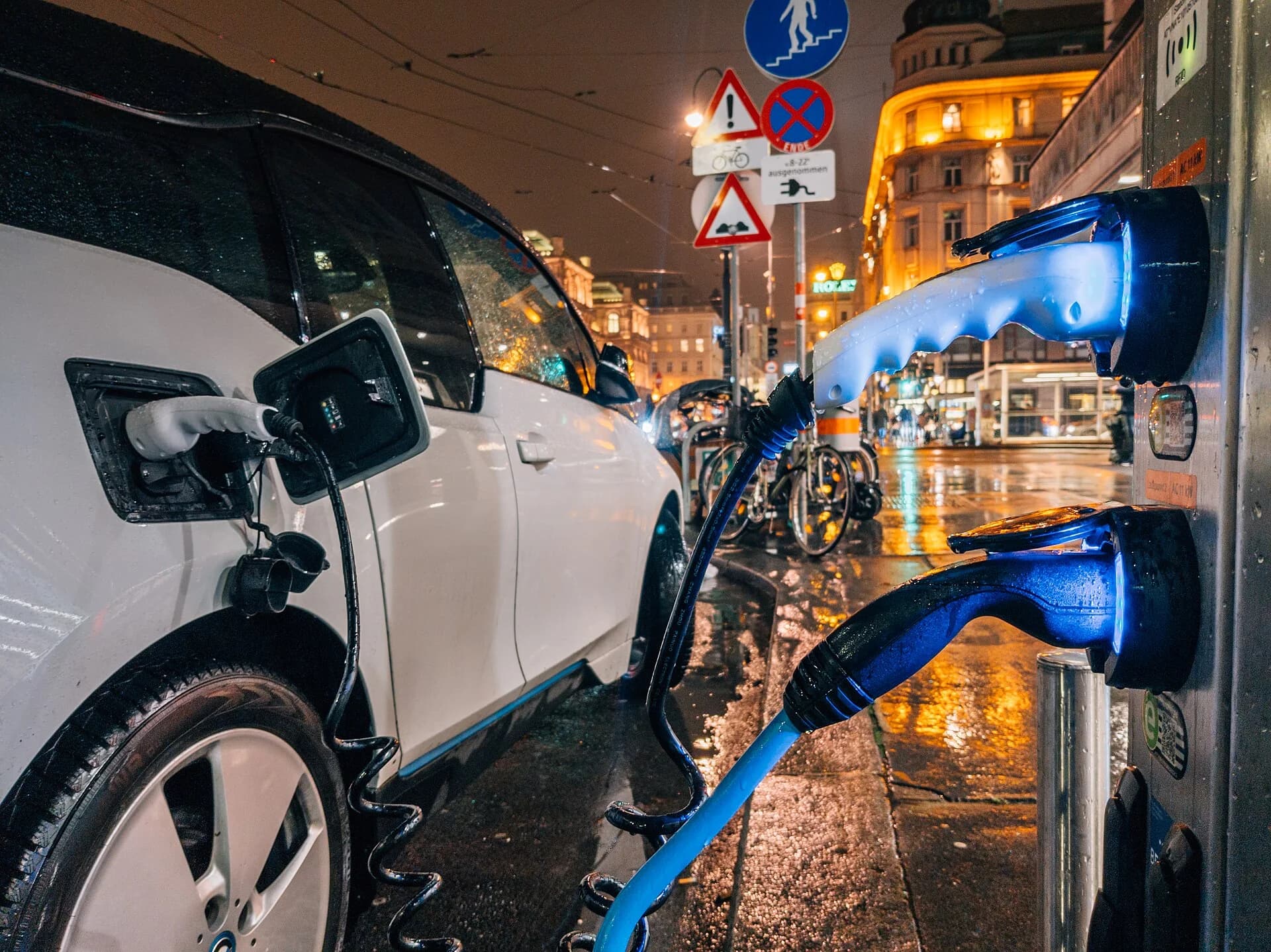 Vânzările de mașini electrice din Europa accelerează pe fondul scumpirii carburanților