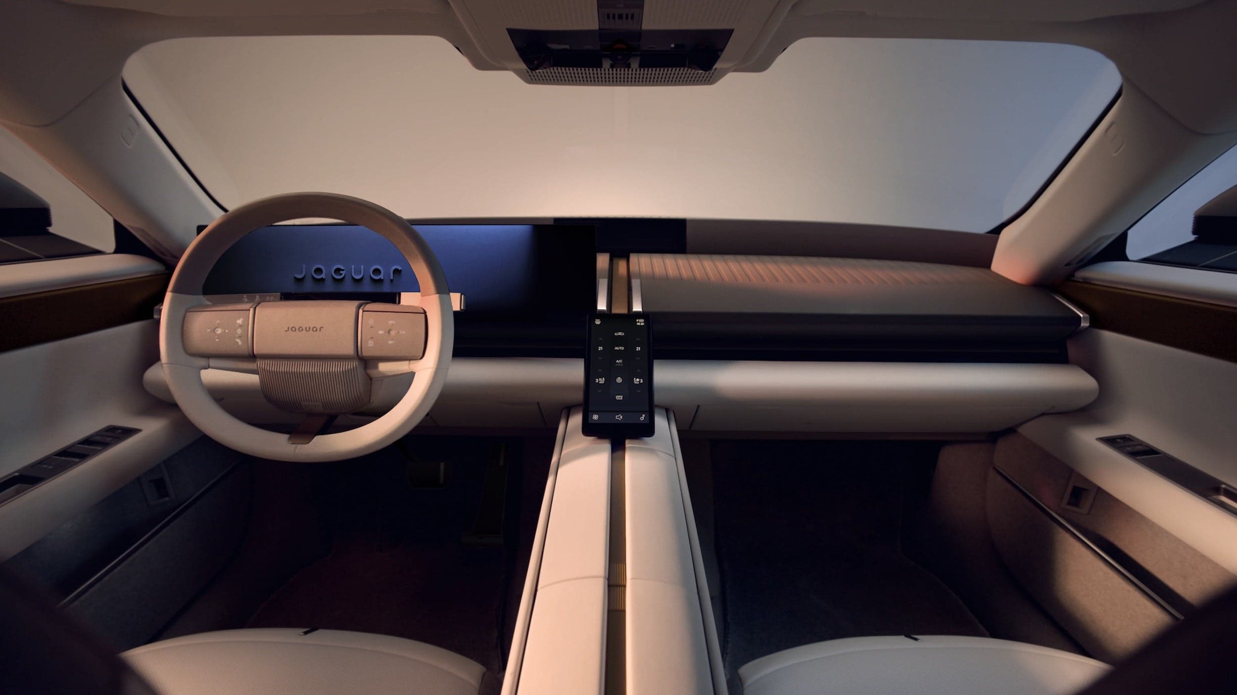 Jaguar Type 01: primul interior de serie, fără lunetă, cu „coloană vertebrală” pe mijloc