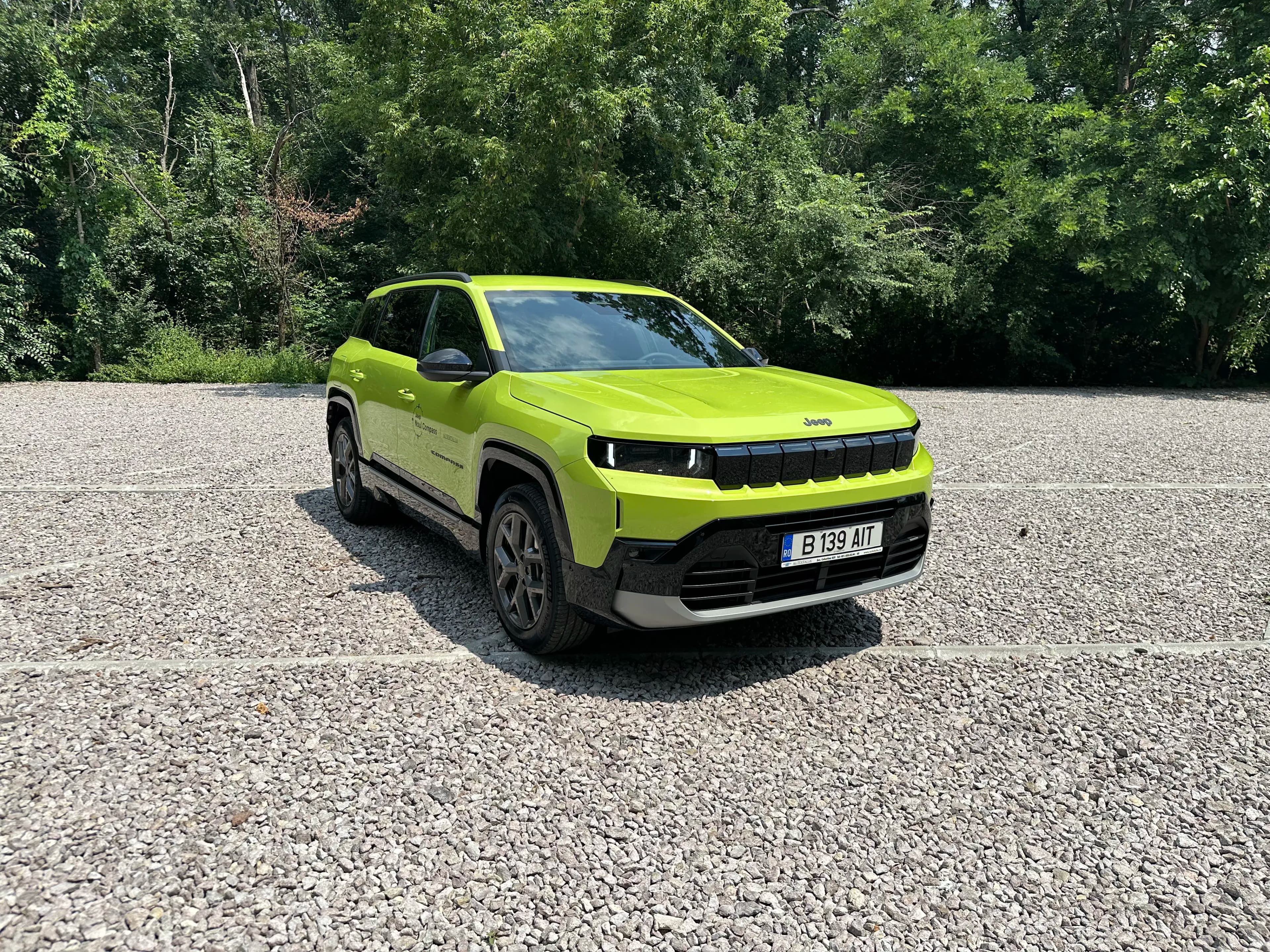 Test drive Jeep Compass e-Hybrid 2026: mai matur, mai spațios, dar este suficient de „Jeep”?