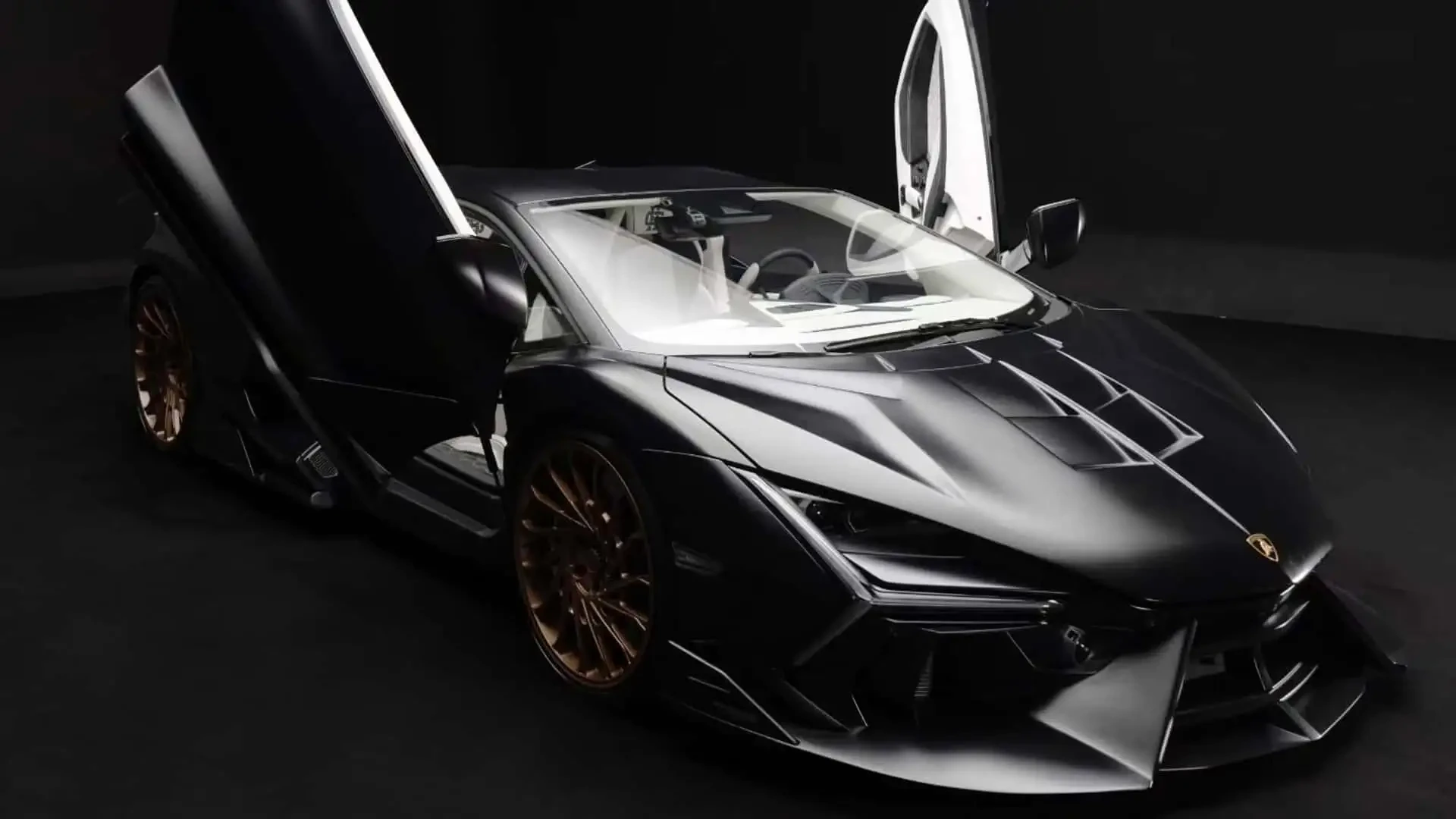Lamborghini Revuelto primește o conversie Voltoro V1 cu widebody și detalii aurii