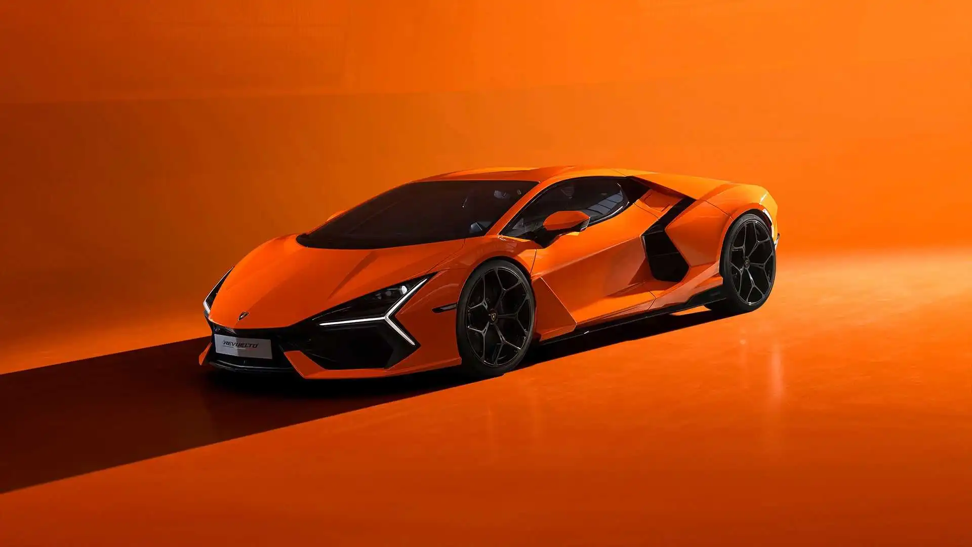 Șeful Lamborghini spune că supercarurile chinezești nu sunt încă o amenințare. Pariul rămâne pe motoarele hibride
