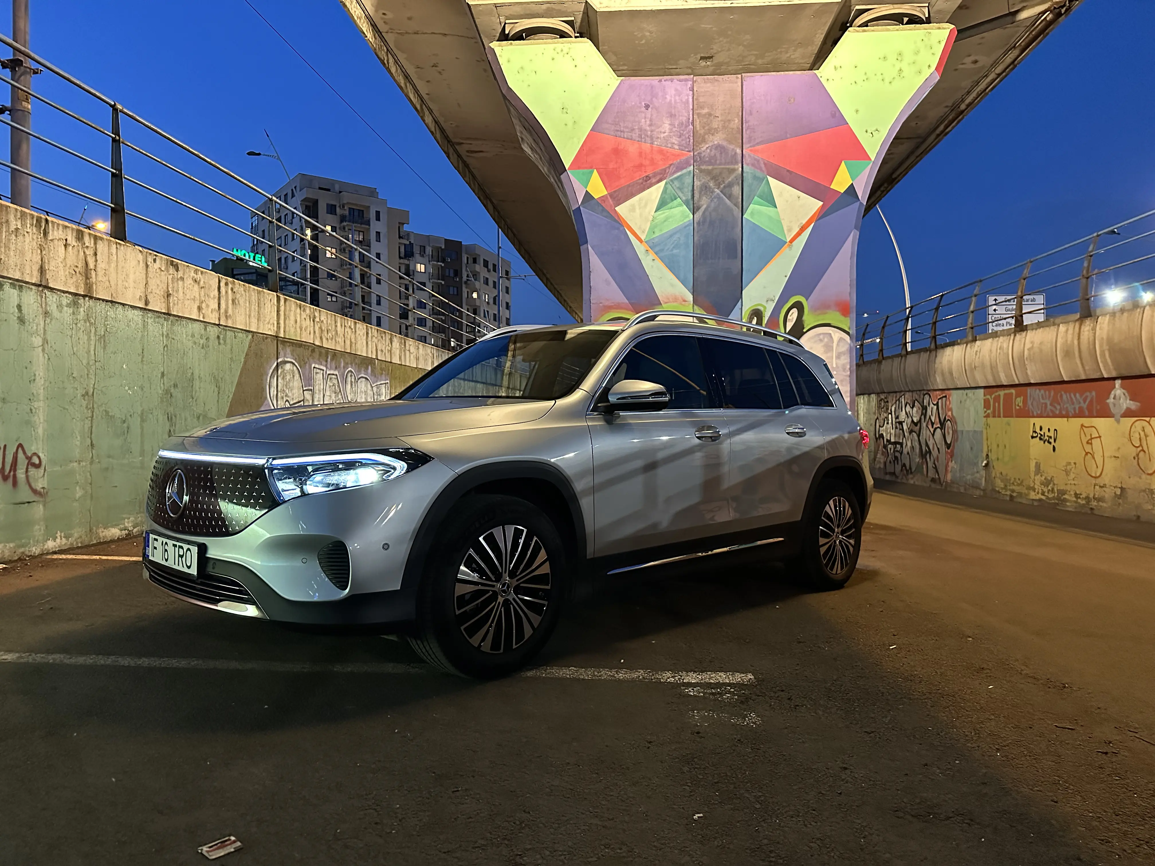 Test drive Mercedes EQB 2025: Autonomie reală și consum în oraș vs autostradă