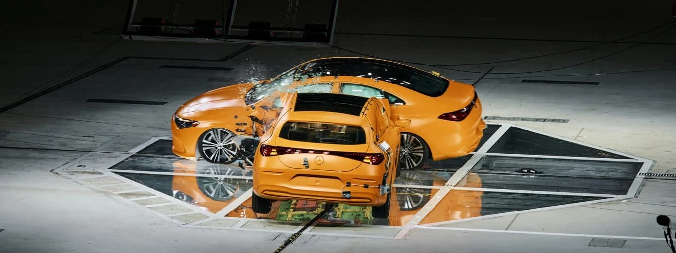 Mercedes-Benz a testat impactul lateral dintre două mașini la 56 km/h