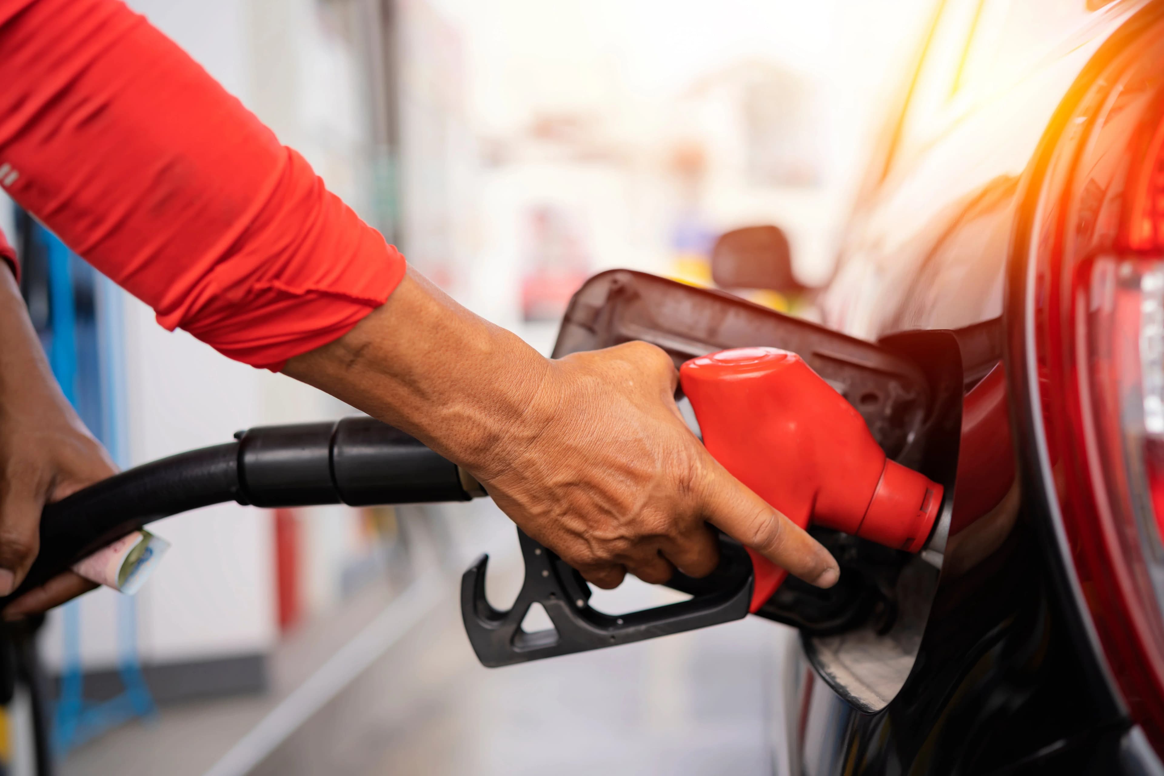 Motorina a coborât la 9,99 lei/litrul. Acciza e redusă până pe 31 august