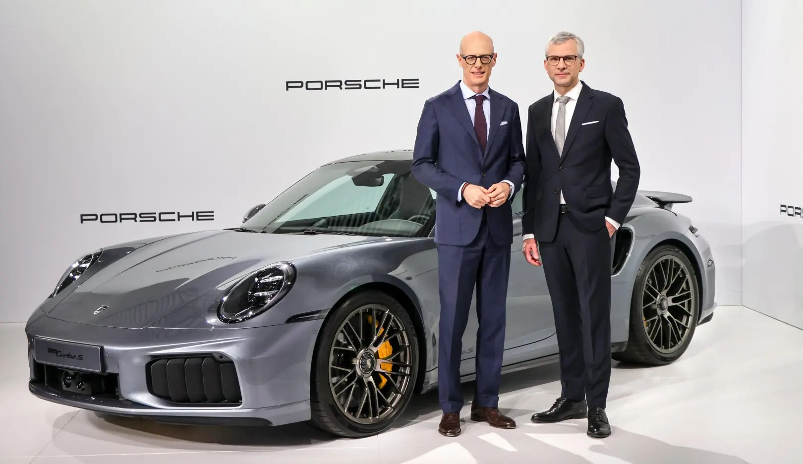 Porsche păstrează motoarele pe benzină: Macan revine în 2028, iar 911 nu va deveni electric
