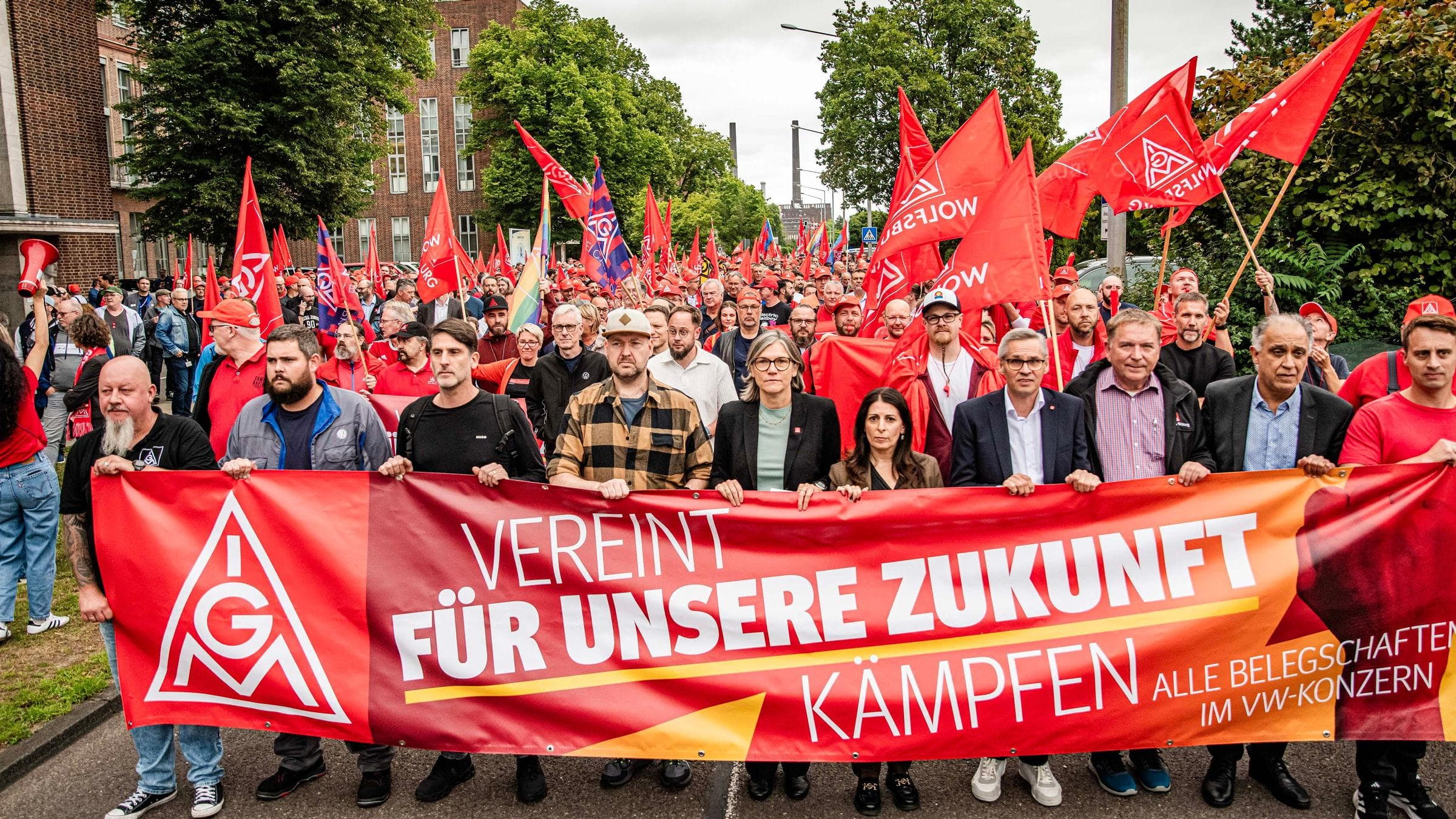 Peste 10.000 de angajați Volkswagen au protestat la Wolfsburg față de noile reduceri de personal
