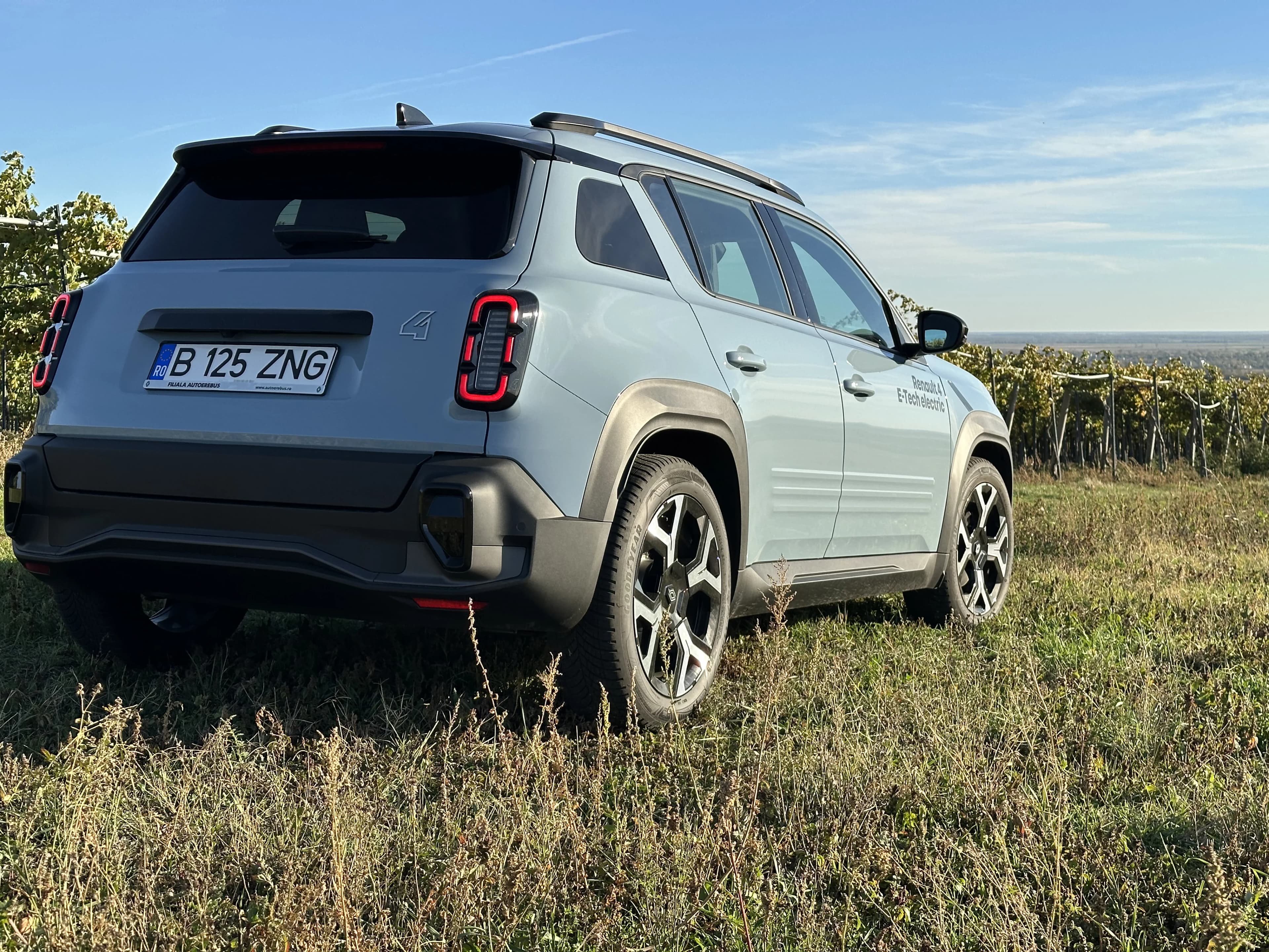 'Test drive Renault 4 2025: Farmecul retro întâlnește tehnologia viitorului