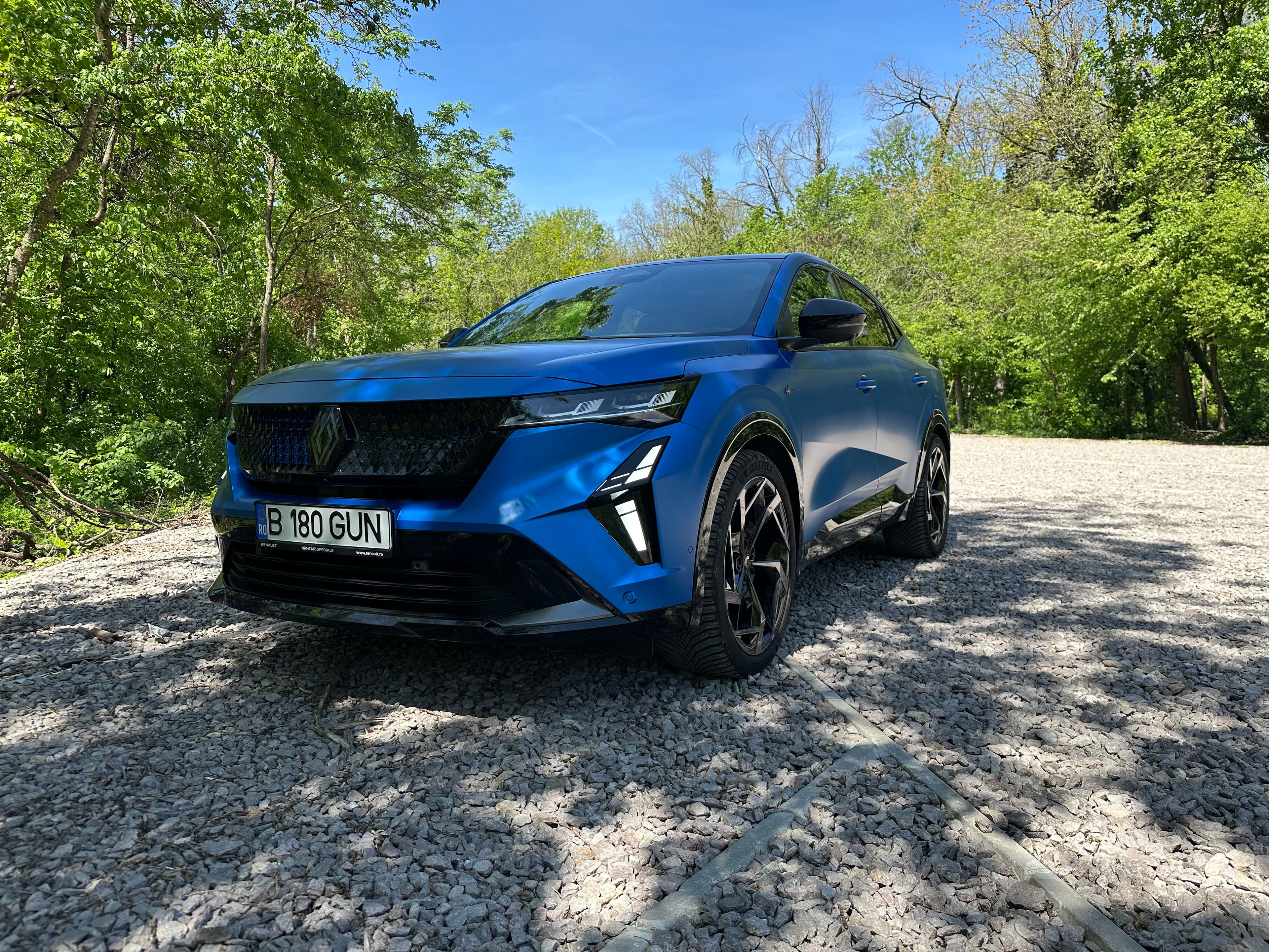 Test drive Renault Rafale E-Tech 4x4 300 PHEV: SUV-ul coupe care vrea să fie și elegant, și eficient, și sportiv