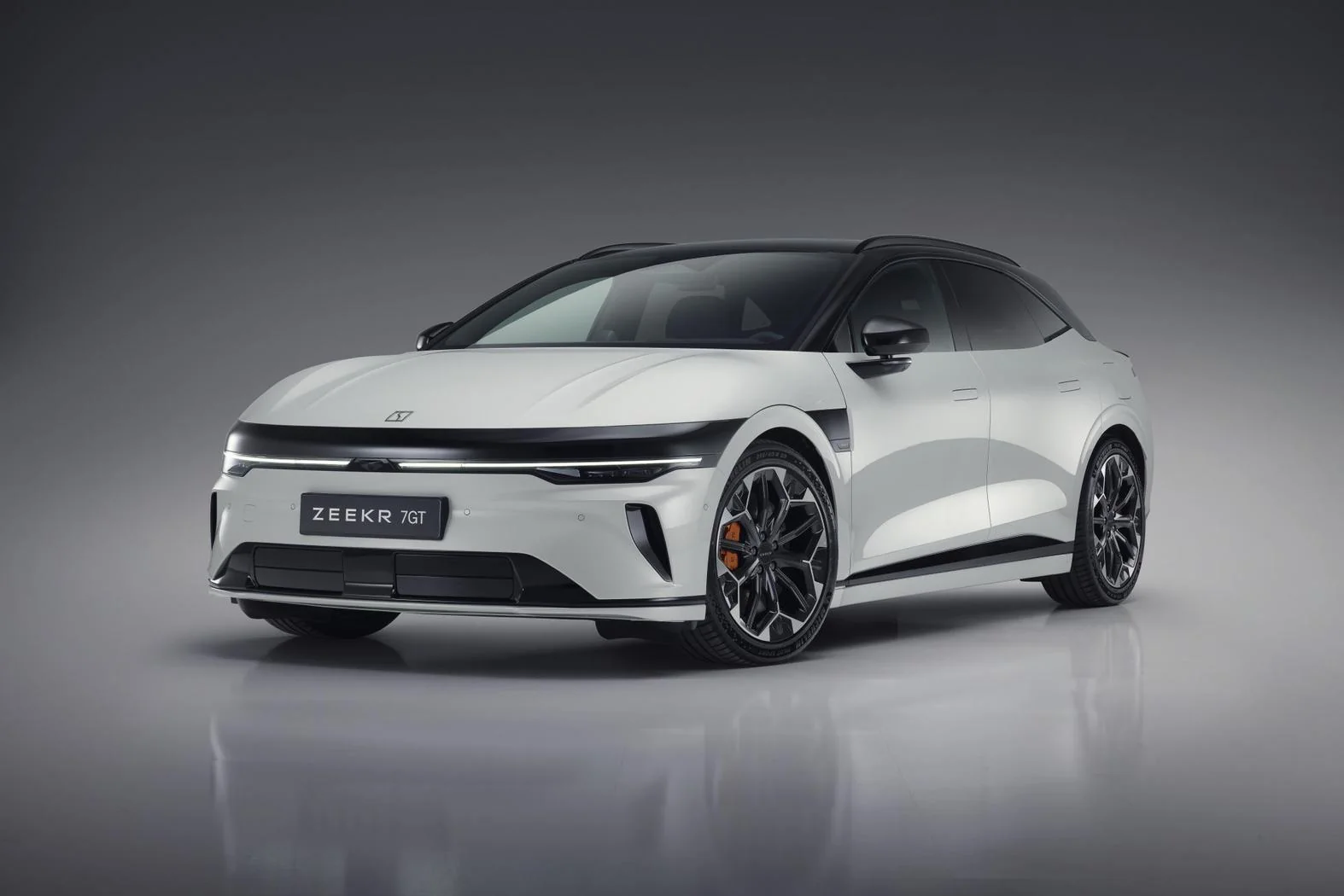 Geely: baterii solid-state în validare în 2026; pilotul pe mărci, în 2027