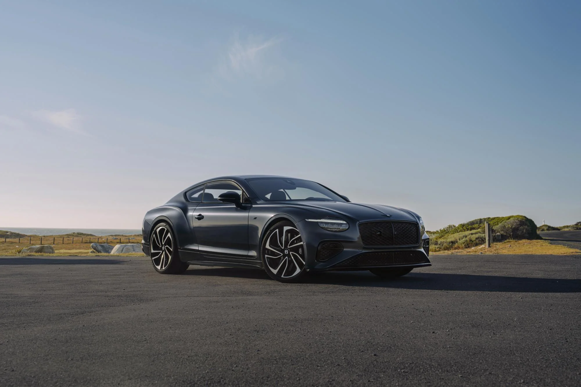 design unic și motor puternic de 680 CP în România