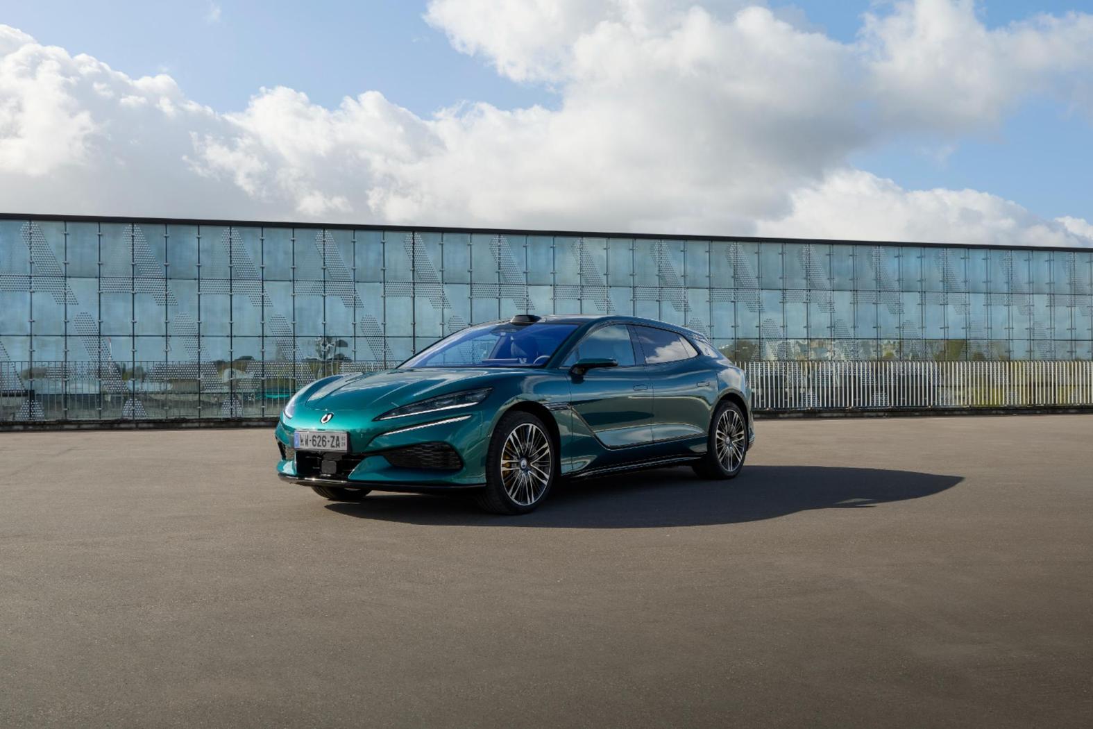 Noul model electric chinezesc de 1156 CP ajunge pe piața europeană