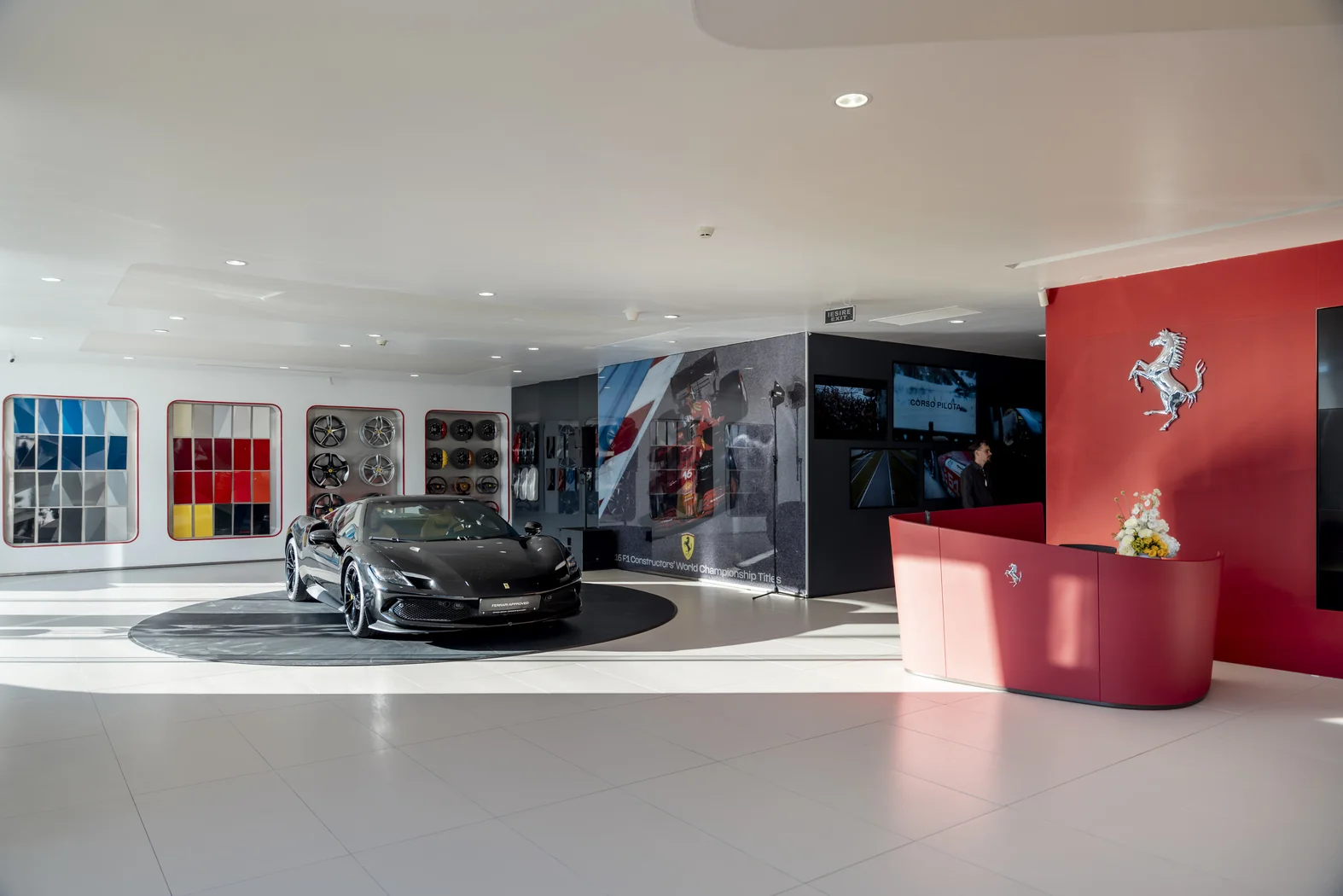 Ferrari inaugurează prima reprezentanță în România, prezentând modelul Amalfi.