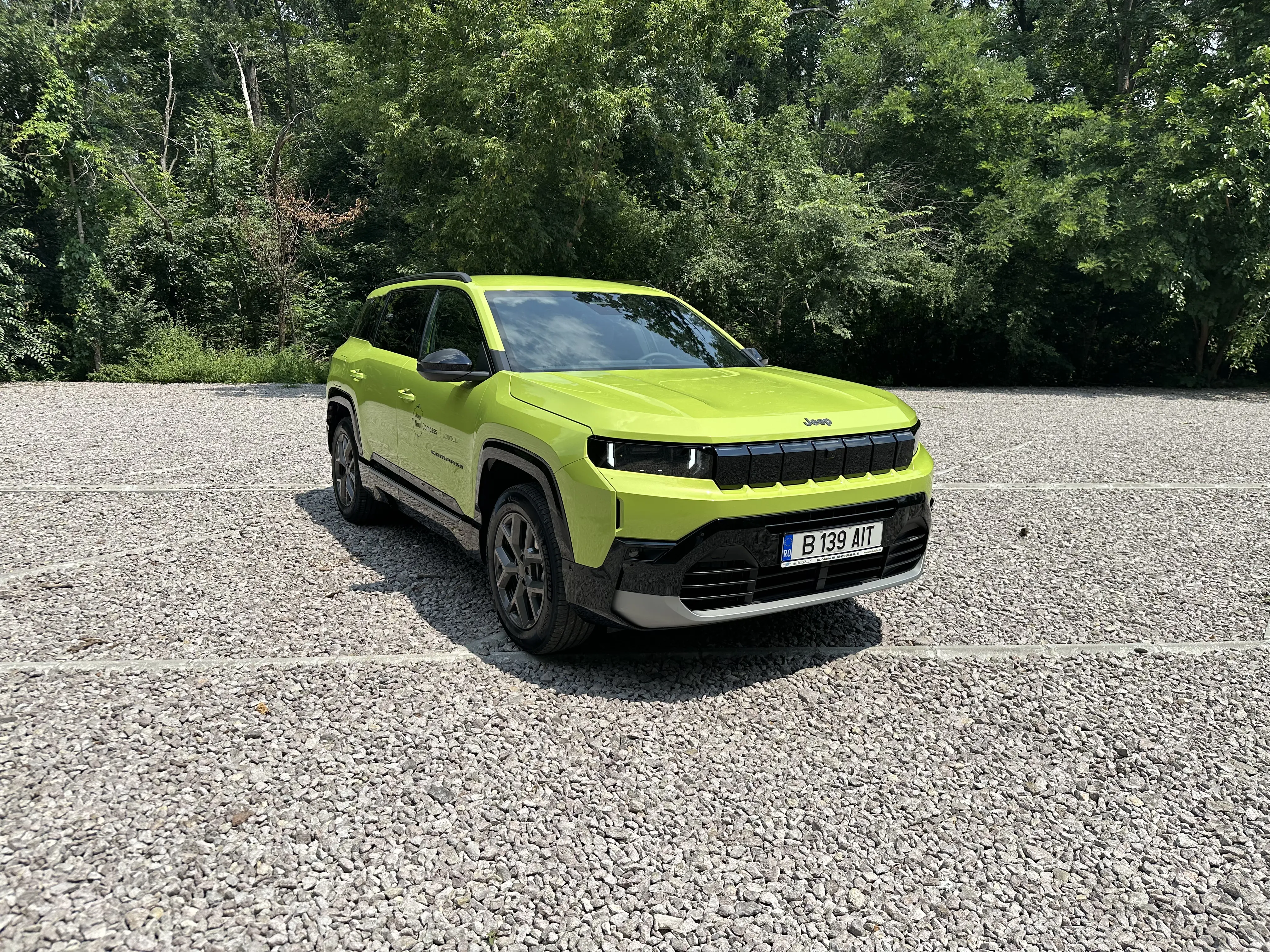 Test drive Jeep Compass e-Hybrid 2026: mai matur, mai spațios, dar este suficient de „Jeep”?